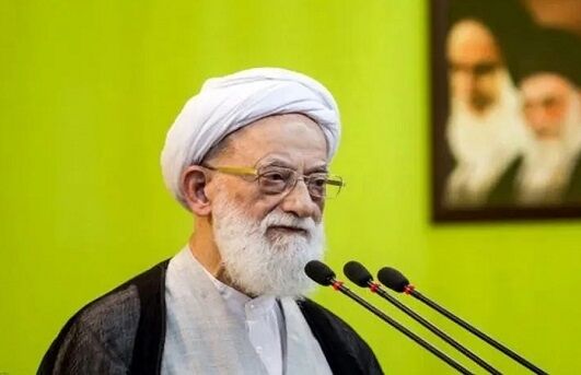 نماز رهبر انقلاب بر پیکر آیت‌الله امامی‌کاشانی + عکس