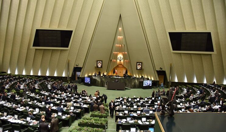ببینید |  ۲ کارتن موز مملو از تقاضاهای اشتغال در دست نماینده گچساران در مجلس!