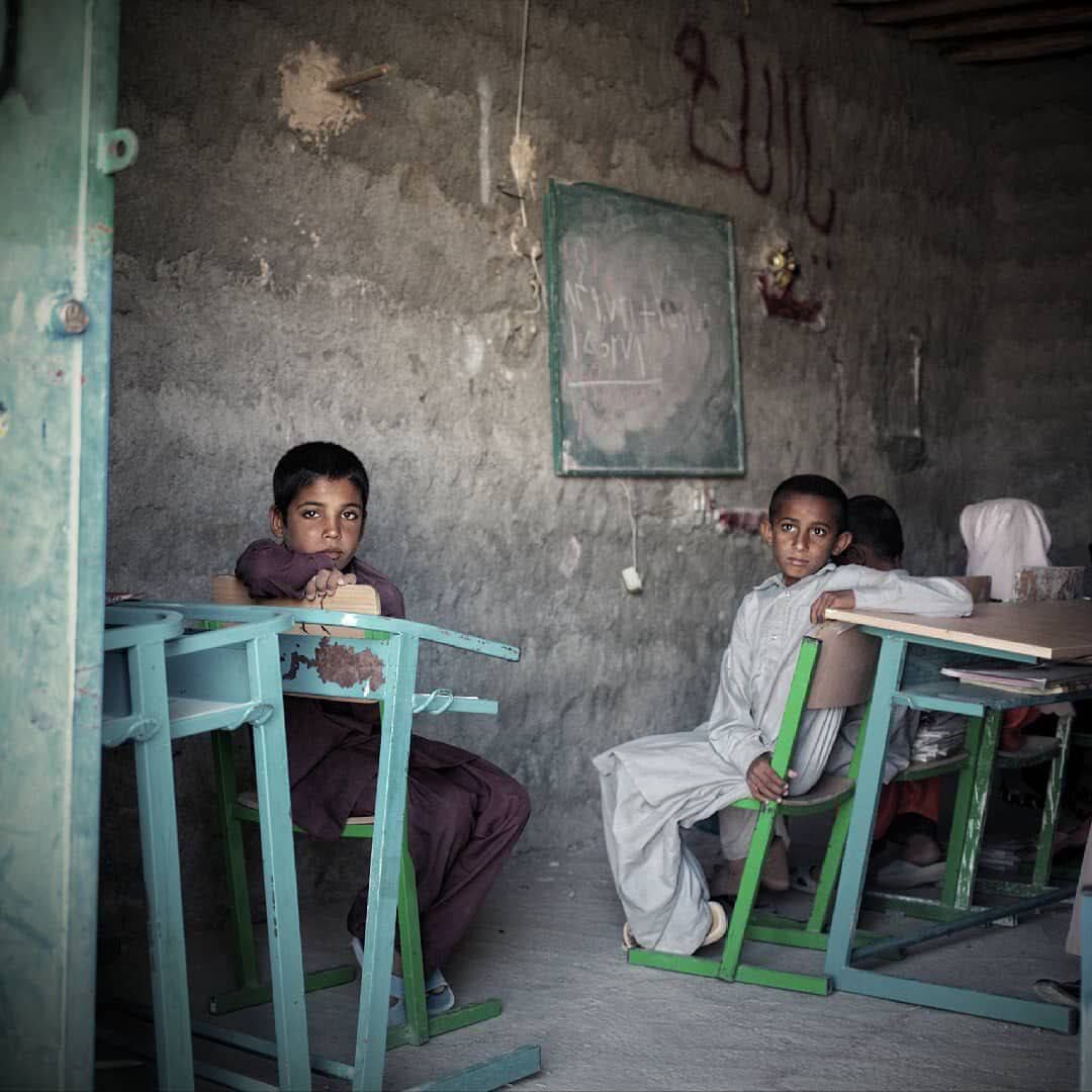 اعتماد گزارش داد: سرانه مدارس سراوان در سال ۳ میلیون و ۸۰۰ هزار تومان است؛ حواس‌ دانش‌آموزان بیش از درس، پی رفتن به مرز و سوخت‌بری است، آنقدرکه خیلی از پسر بچه‌ها، وقتی می‌پرسی می‌خواهی چکاره شوی؟ جواب می‌دهند سوخت‌بر!