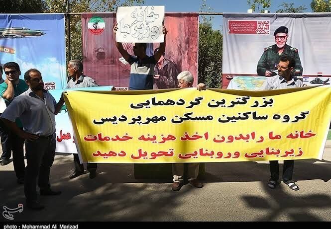 ماجرای تجمع اعتراض دیروز ۳۱۲ خانوار مقابل وزارت راه‌وشهرسازی / مسکن مهری که ۱۳ سال پیش پول آن را دادیم هنوز تحویل نداده‌اند / پسر و همسرم مردند اما هنوز خانه ما را ندادند!