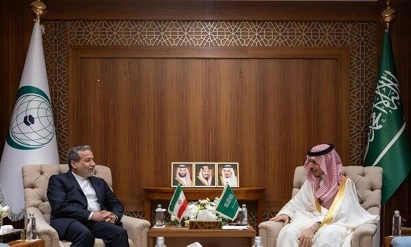ویدئویی از دیدار عراقچی با وزیر خارجه عربستان