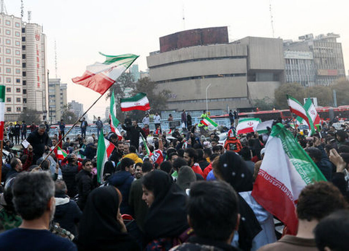 شادی دختر بدون روسری و حجاب روی جرثقیل پلیس+ ویدئو
