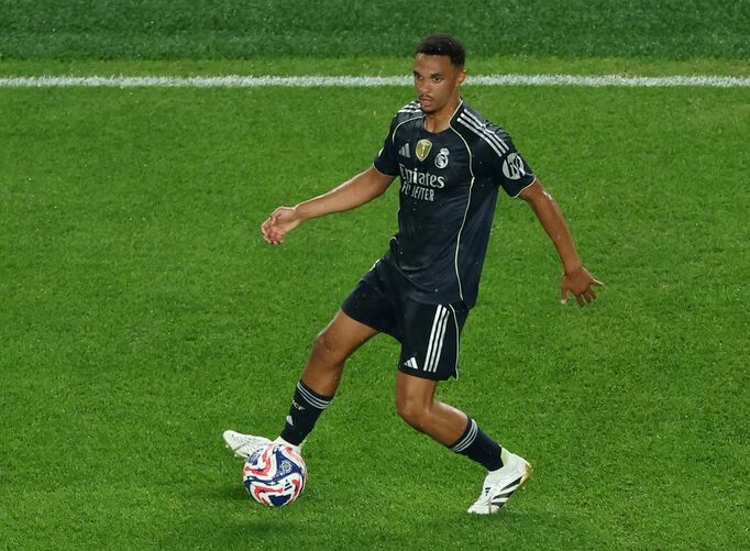 آرنولد تهدید شد: تو را سرجایت می‌نشانیم!