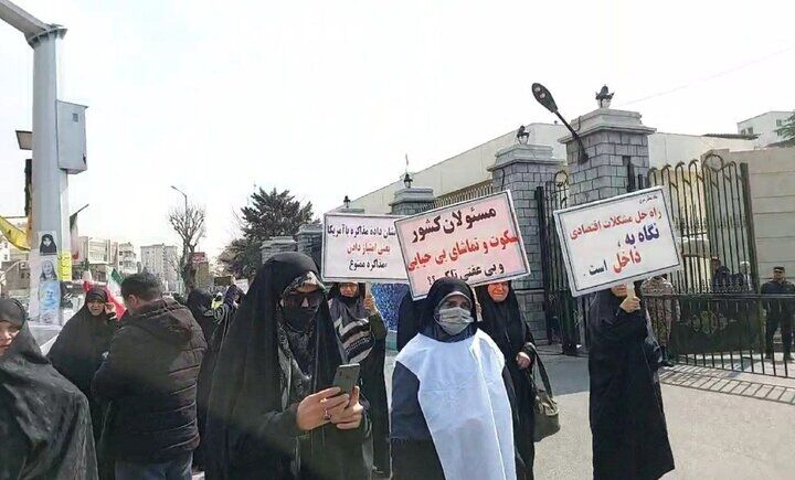 نقش جبهه پایداری در شکل‌گیری تجمع و تحصن اعتراضی به حجاب جلوی مجلس؛ هیات نظارت بر رفتار نمایندگان ورود می‌کند؟