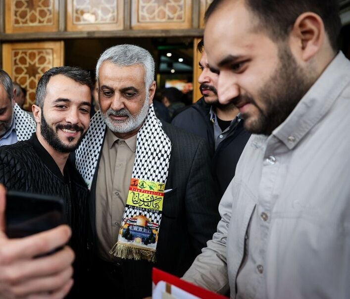 تعجب فرماندهان ارشد سپاه از دیدن مردی که شباهت عجیبی به سردار سلیمانی دارد! + عکس