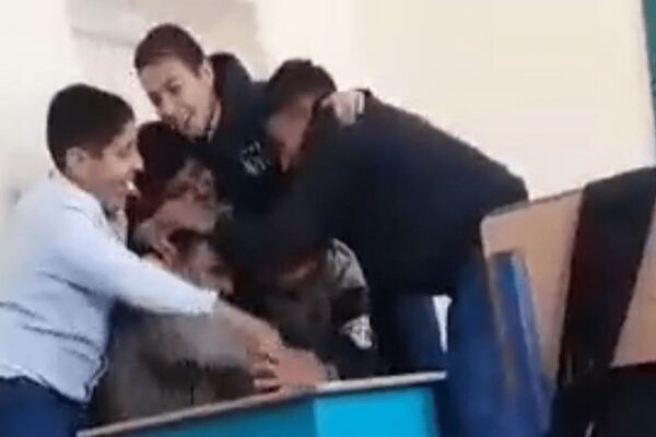 ماجرای انتشار فیلم قدیمی کتک خوردن یک معلم چه بود؟