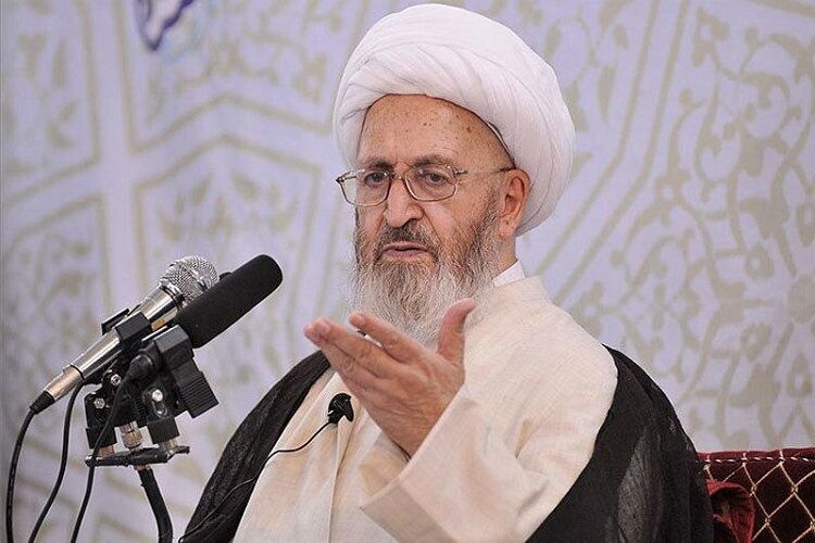 گریه‌های یک مرجع تقلید در قم در سالگرد فوت همسرش+عکس
