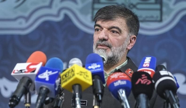 نگاه معنادار محافظ سردار رادان به سلفی‌ گیرنده با فرمانده کل نیروی انتظامی کشور+عکس