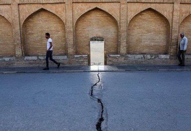 فرونشست اصفهان را می‌بلعد؛ هشدارهای کارشناسان خاک می‌خورند، بعد زمین شهرها را!