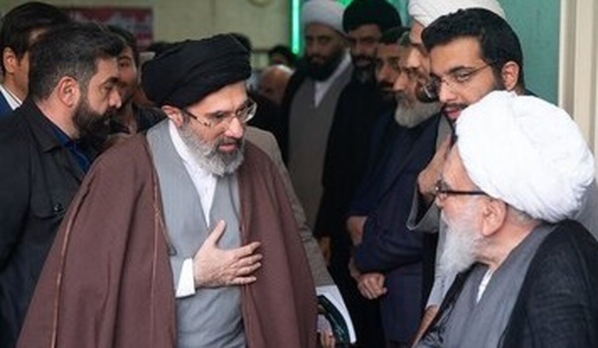 تصویری از فرزند رهبر انقلاب در یک مراسم تشییع + عکس
