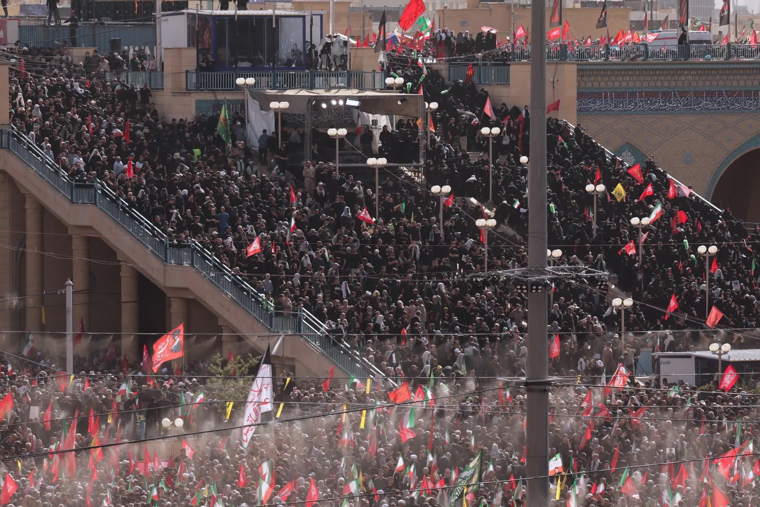 تصویری از فرزندان رهبر شهید در صف اول مراسم نماز امروز + عکس