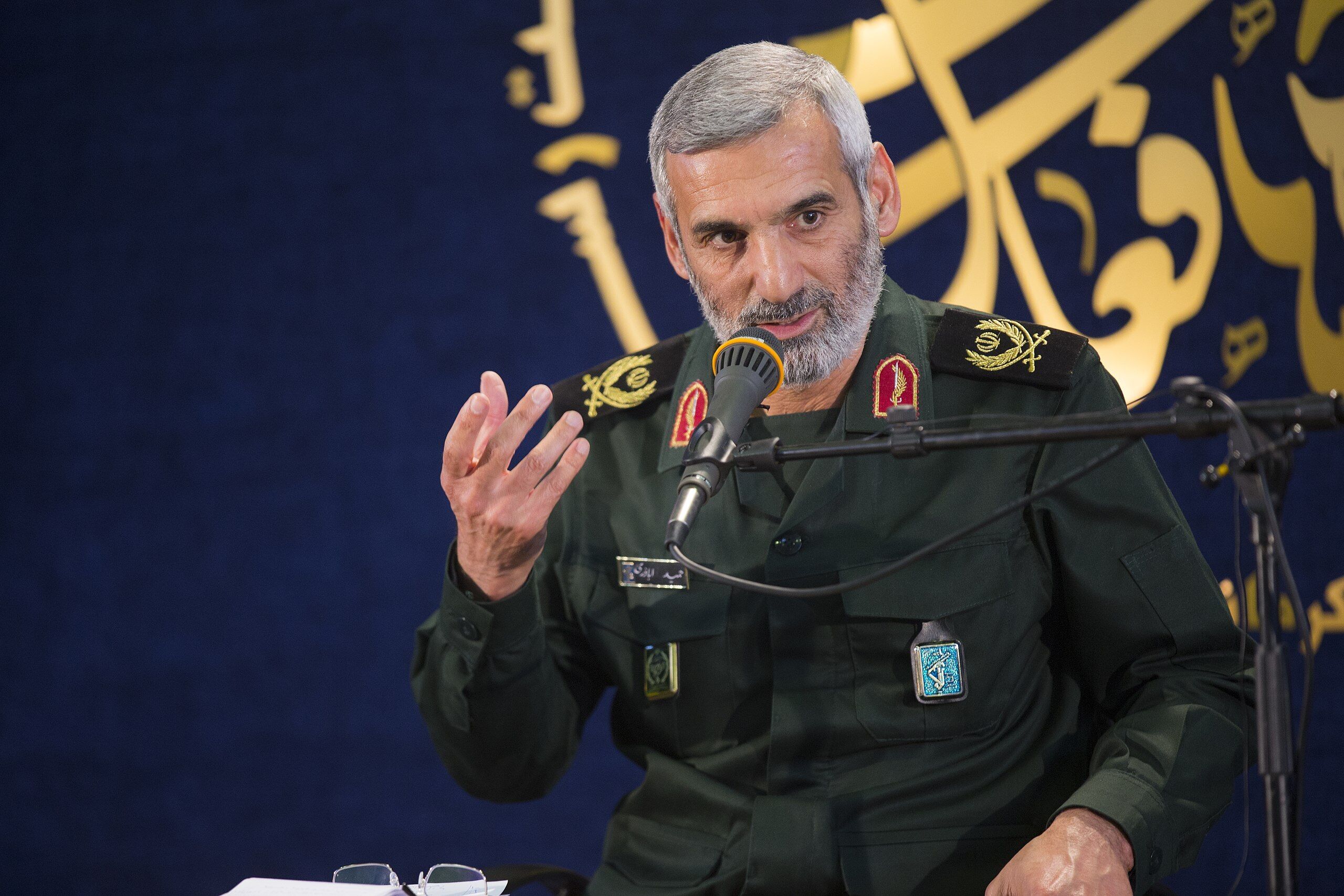 مسئولین درجه یک و سرداران بزرگی را دیدم که کم آوردند و مقابل نظام ایستادند