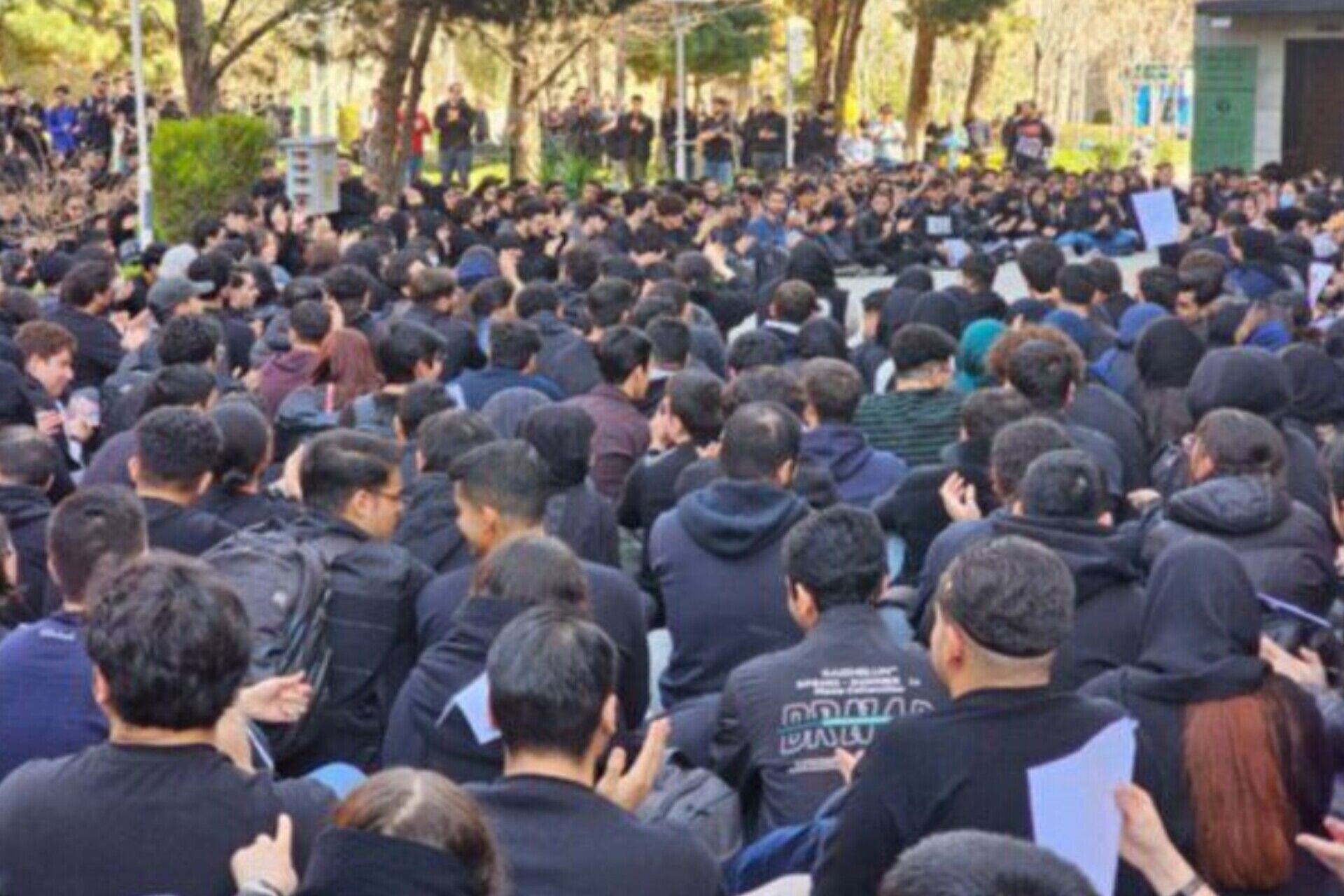 معاون دانشگاه تهران: امروز دو تجمع در دانشگاه تهران برگزار می‌شود؛ تلاش می‌کنیم که دو گروه دانشجویی مقابل یکدیگر قرار نگیرند/ اگر اعتراضات به خشونت منجر شوند، به هیچ عنوان از دانشجویان حمایت نمی‌کنیم