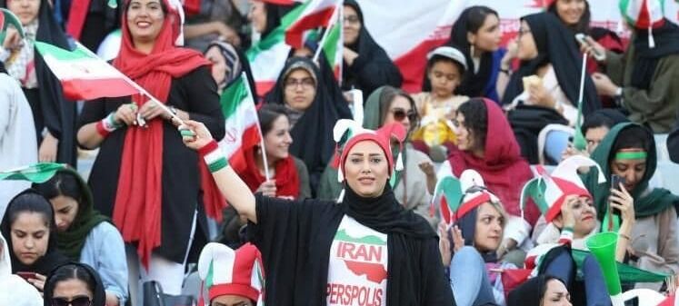 روایت زنان راه‌یافته به ورزشگاه‌ها از سخت‌گیری‌ها هنگام تماشای بازی؛ از بررسی کدملی و انداختن لیزر روی صورت تا ممنوعیت عکس‌برداری از توسط عکاسان 