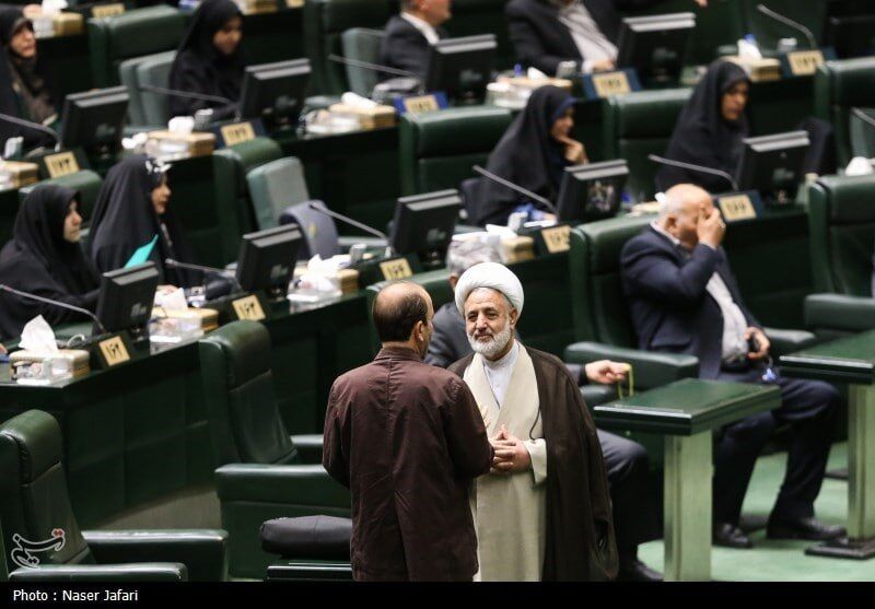 کنایه سنگین روزنامه هم‌میهن به نمایندگان؛ وقتی مجلس تعطیل است مملکت هم آرام‌تر است