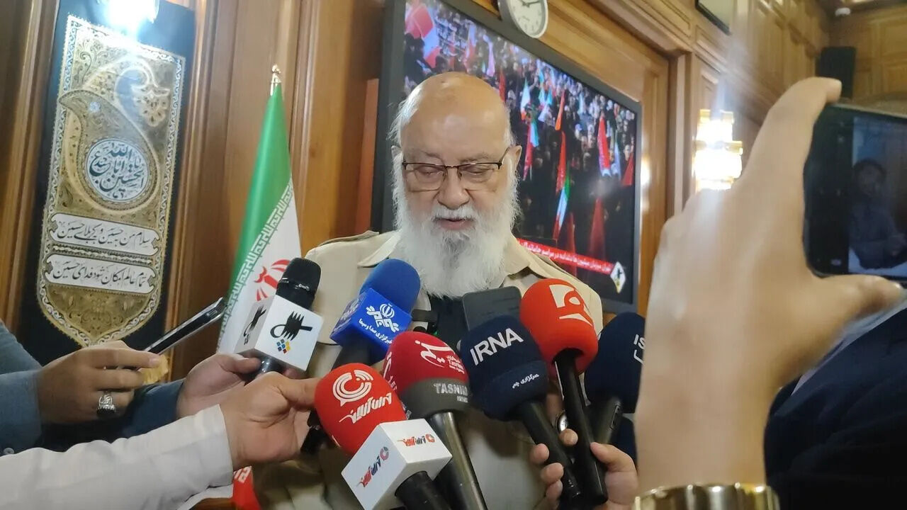 چمران: امکان خروج پادگان‌ها از تهران وجود دارد/ با توجه به اینکه پادگان‌ها تراکم شهر را کاهش می‌دهد، این پیشنهاد مطرح شد که در آن ساختمان‌سازی صورت نگیرد و تنها به توسعه فضای سبز بپردازیم