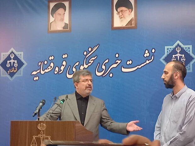 هزار روز است که پدرم انفرادی است/ برای دادن یک لیوان از دریچه‌ای کوچک اقدام می‌کنند
