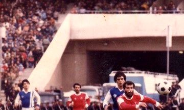 عکس مشترک گوگوش با چند بازیکن استقلال و پرسپولیس