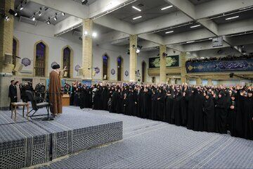 چه کسانی در دیدار رهبری با بانوان سخنرانی کردند؛ زنی که رهبر انقلاب از آن به عنوان «کوه» یاد کرد چه کسی است؟