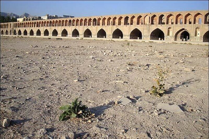 ویدئو| تصاویری از جاری شدن جریان آب در بستر خشک زاینده‌رود 