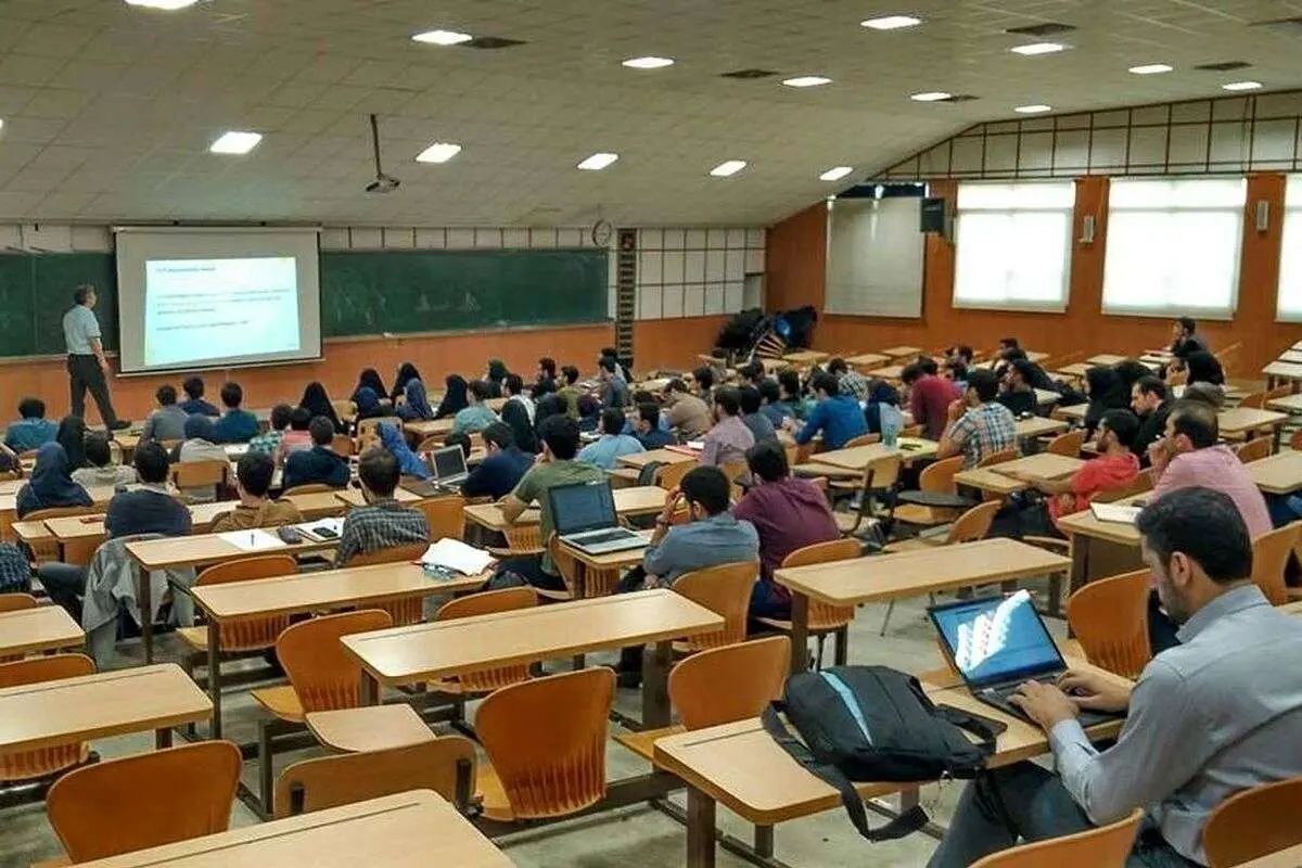 وزارت بهداشت: اساتید دانشگاه باید کلاس را با ۴۰۰ دانشجو تشکیل دهند؛ به صورت فله‌ای کلاس‌های ۲۰۰، ۴۰۰ و ۶۰۰ نفره تشکیل می‌شود