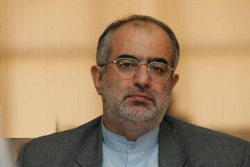 کنایه سنگین حسام‌الدین آشنا به معاون اول پزشکیان؛ در سیاست ایرانی باید عارف بود نه ظریف نه آذری جهرمی نه جهانگیری نه لاریجانی یا پورمحمدی!