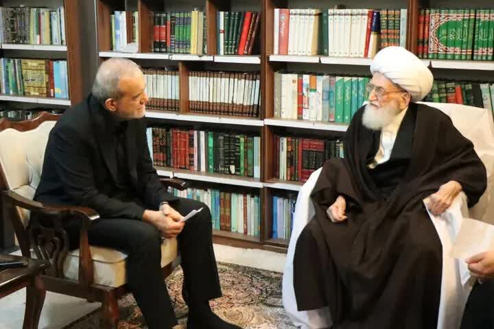 آیت‌الله نوری همدانی در دیدار با پزشکیان: نباید کسانی که در میدان مذاکره فعالیت می‌کنند، تضعیف شوند یا مورد اهانت قرار گیرند/ اولویت نخست دولت پس از رفع تحریم‌ها، باید حل مشکلات معیشتی مردم باشد