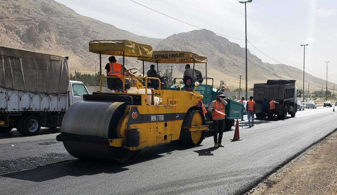 اقدام عجیب فعال محیط‌زیستی؛ خود را به آسفالت کف خیابان چسباند!