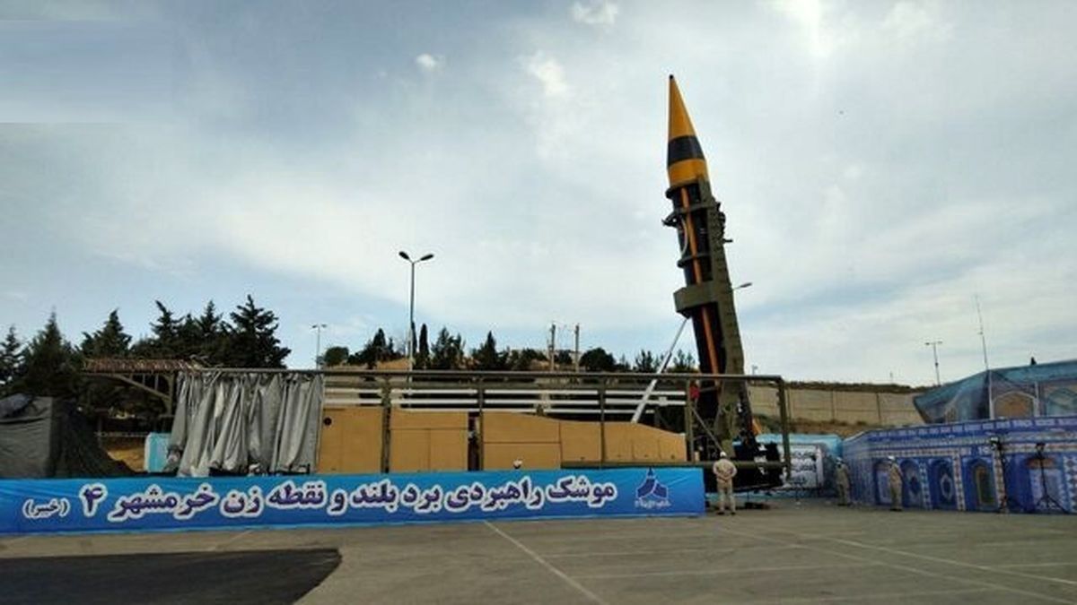 موشک خرمشهر ۴ با نام خیبر رونمایی شد  + ویژگی‌های فنی و عکس
