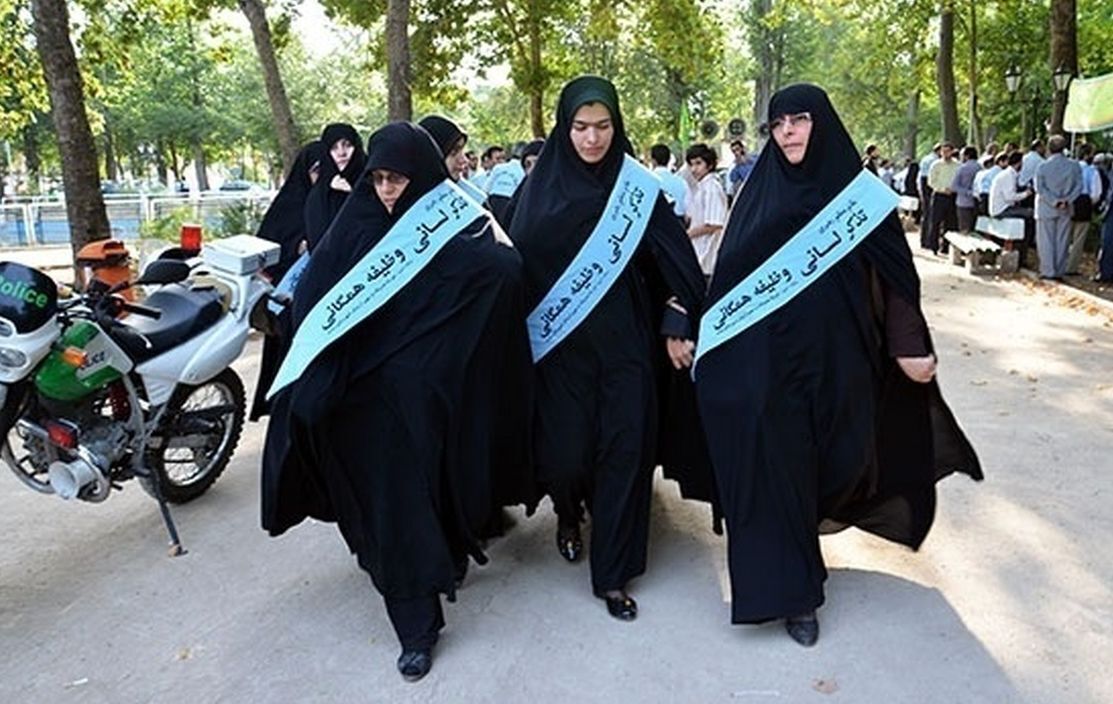 کسی که تذکر حجاب می‌دهد را به حجاب‌بان تقلیل ندهیم؛ مسئولان باید کسانی که در خیابان تذکر می‌دهند را تشویق کنند