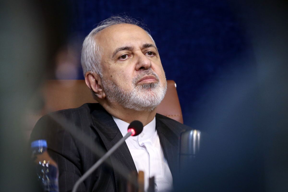 ظریف: اینکه رهبری بر حرمت سلاح هسته‌ای فتوا می‌دهند صرفا براساس معادله مذهبی نیست بلکه براساس معادله راهبردی هم هست/ راجع به توانایی‌های واقعی صحبت کنیم نه چیزی که در عالم خیال می‌گوییم؛ من هم دوست دارم کاری کنم آمریکا خیلی دردش بیاید