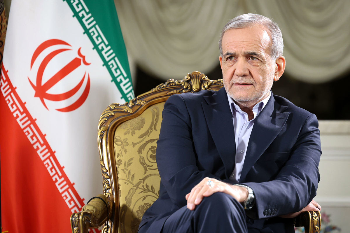 پزشکیان: اگر آنچه برادر اصلاح‌طلب ما گفته درست باشد، فاجعه است/ باید خودمان را نقد کنیم به‌جای اینکه طرف مقابل را نقد کنیم