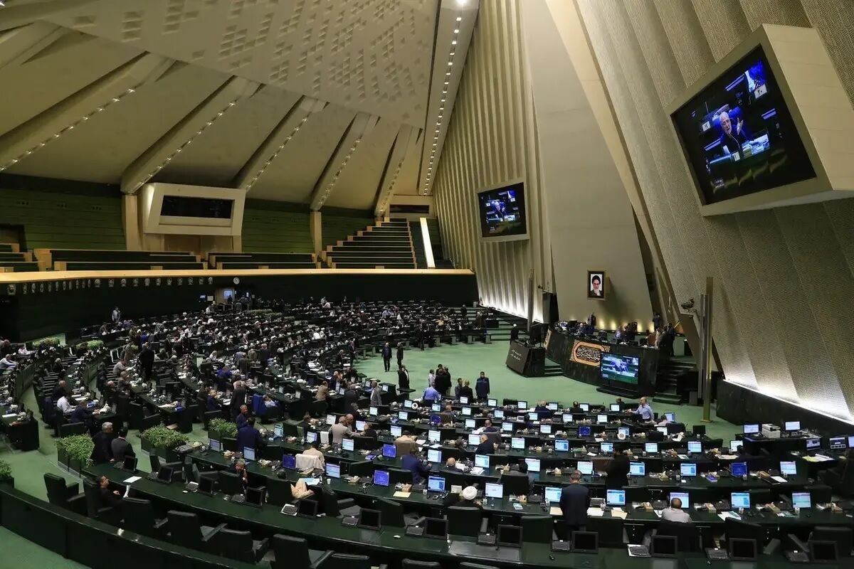 جلسه علنی مجلس چه روزی برگزار می‌شود؟