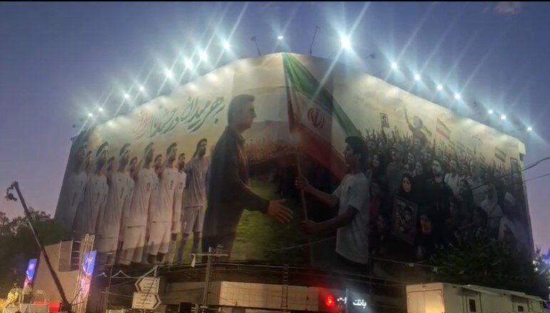 دیوارنگاره میدان ولیعصر فوتبالی شد + عکس