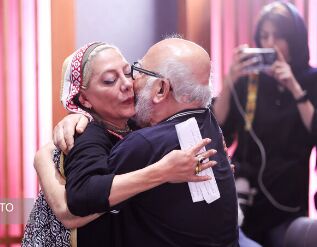 علیرضا داودنژاد نشان‌دار شد/ بوسه «زهرا» بر دستان پدر در فقدان «رضا»

