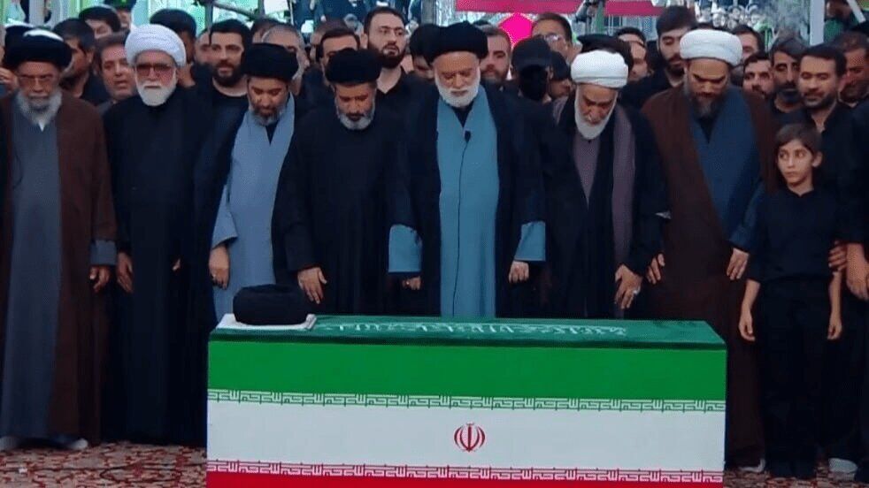 مرد سپاه‌پوشی که با چهره کاملا پوشیده در مراسم تشییع رهبر در مشهد شرکت کرد کیست؟ + عکس