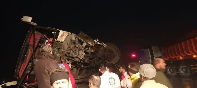 واژگونی اتوبوس در گرمسار؛ ۲۵ مصدوم به مراکز درمانی منتقل شدند