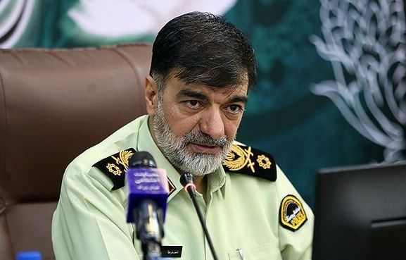 تصویری جالب از سردار نیروی انتظامی در حال خوردن نان