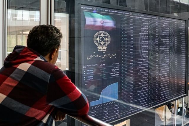 وضعیت بازار بورس امروز ۸ بهمن ۱۴۰۴؛ شاخص کل چقدر ریزش داشت؟
