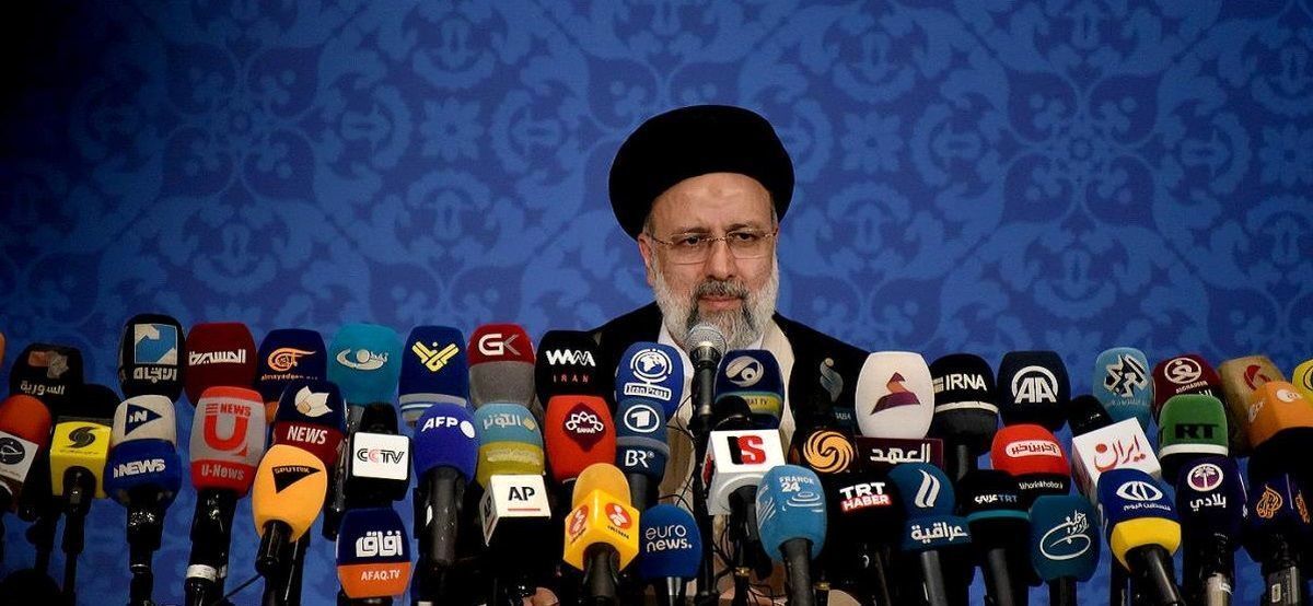 کنایه روزنامه شریعتمداری به دولت رئیسی: مگر نمی‌گویید هر ماه هواپیما می‌خرید، پس چرا قیمت بلیت به خاطر کمبود هواپیما زیاد می‌شود؟