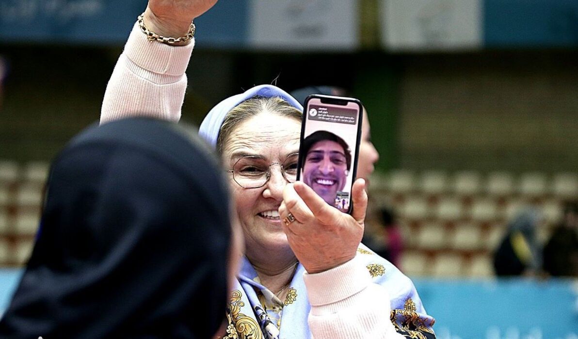 پشت پرده اشک‌های مادر سردار آزمون/ ناحقی‌هایی شد که ما را زده کردند