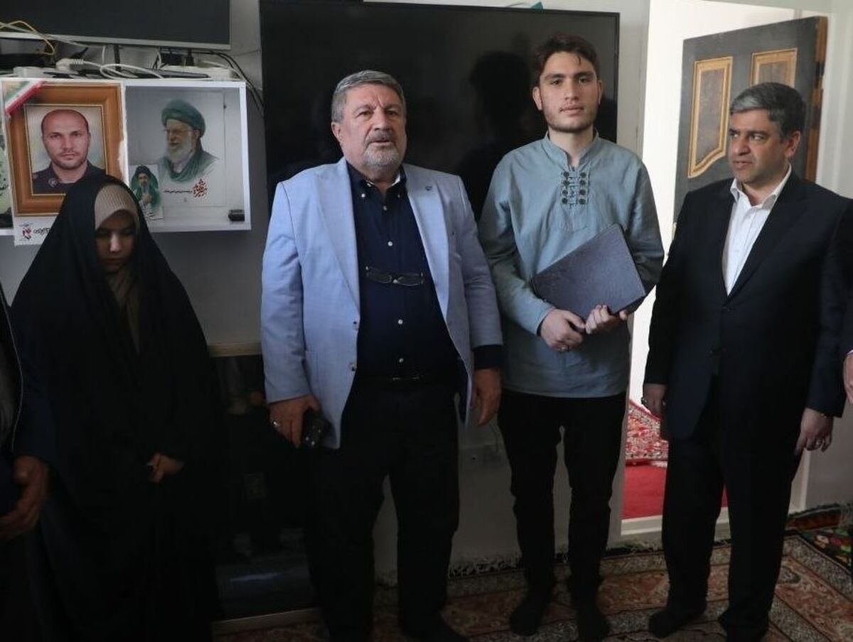 دیدار رئیس شورای اطلاع‌رسانی دولت و استاندار اردبیل با خانواده شهید آقازاده
