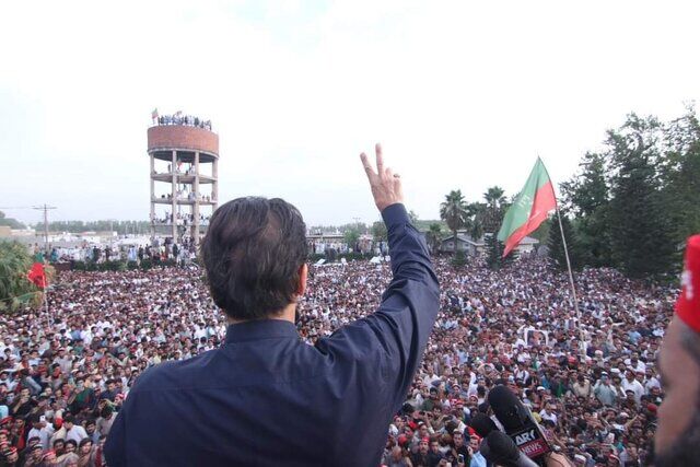 تجمع طرفداران نزدیک محل زندگی «عمران خان»