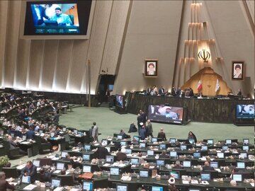 تنها تصویر خبرگزاری مجلس از تحصن الیاس نادران و خنده‌های معنادار نمایندگان + عکس