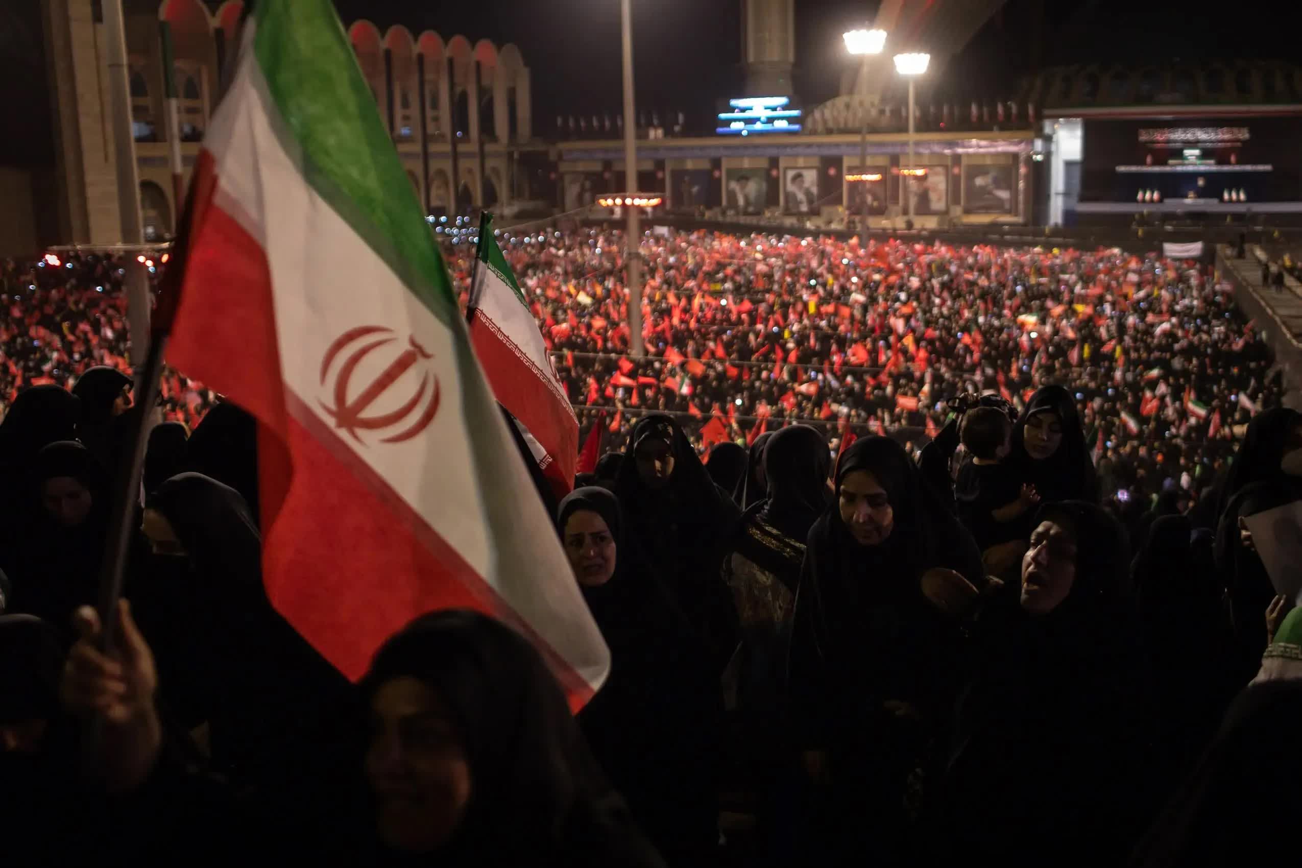 ستاد برگزاری مراسم تشییع: برنامه وداع با پیکر رهبر شهید در مصلای تهران به‌دلیل ازدحام جمعیت تا ساعت ۲۲ تمدید شد