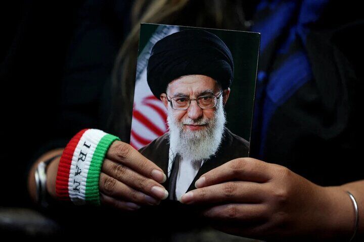 در صف اول اقامه نماز بر پیکر رهبر شهید انقلاب کدام شخصیت‌های مهم حضور داشتند؟ + عکس