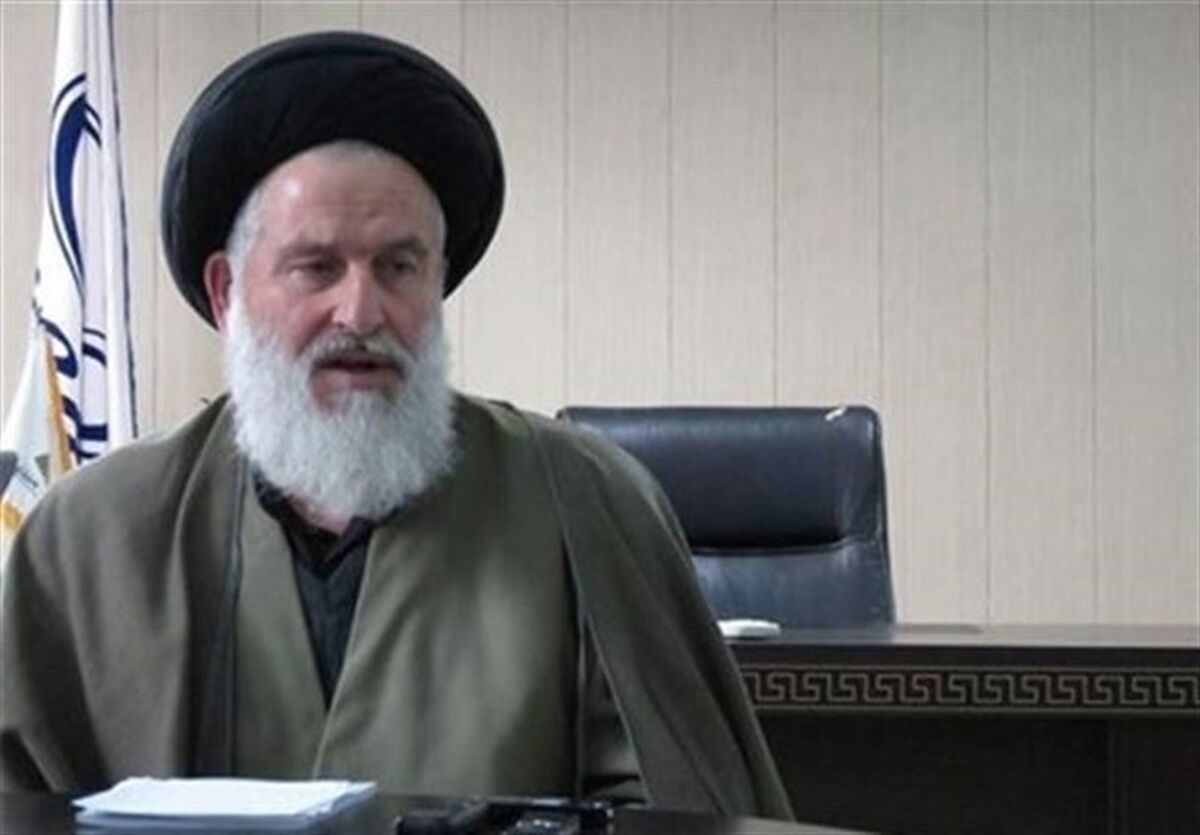 پوتین که با دنیا با اقتدار صحبت می‌کند وقتی پیش رهبری می‌آید، روی لبه مبل می‌نشیند می‌گوید من را به عنوان فرزند خودتان قبول کنید!