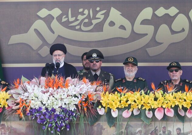 تصویری خاص از احترام نظامی فرماندهان عالی‌رتبه نظامی در یک مراسم نظامی
