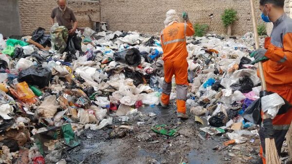 خروج ۶۰ تن زباله از یک منزل مسکونی در بجنورد/ تشکیل پرونده قضایی برای مالک