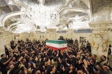 سید عمار حکیم در تشییع رهبر شهید انقلاب ادای احترام کرد + عکس
